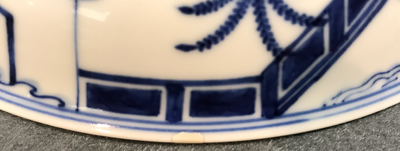 Een Chinees blauwwit bord met "Drie Vrienden van de Winter" decor, Qianlong merk en periode